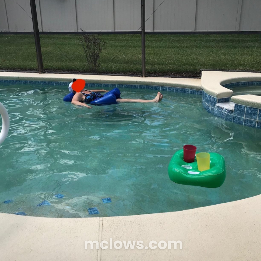Inflatable swimming chair